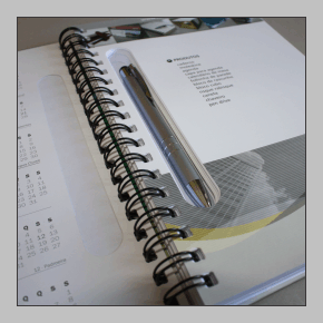 Caderno com corte para caneta no miolo