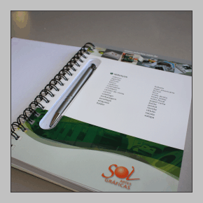 Caderno com recorte para caneta no miolo