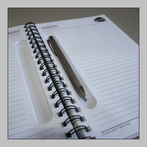 Caderno com recorte para caneta no miolo