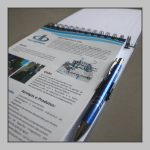 Caderno capa dura com suporte para caneta