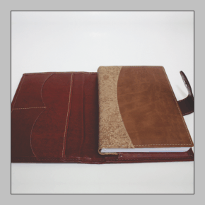 Caderno coom verniz localizado e laminalçao BOPP